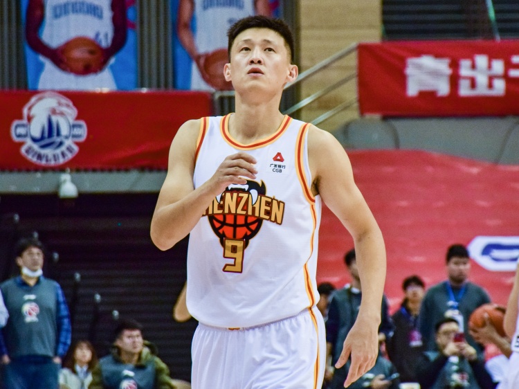 中流砥柱！周鹏12中8高效拿下19分4板 要害上篮杀死角逐