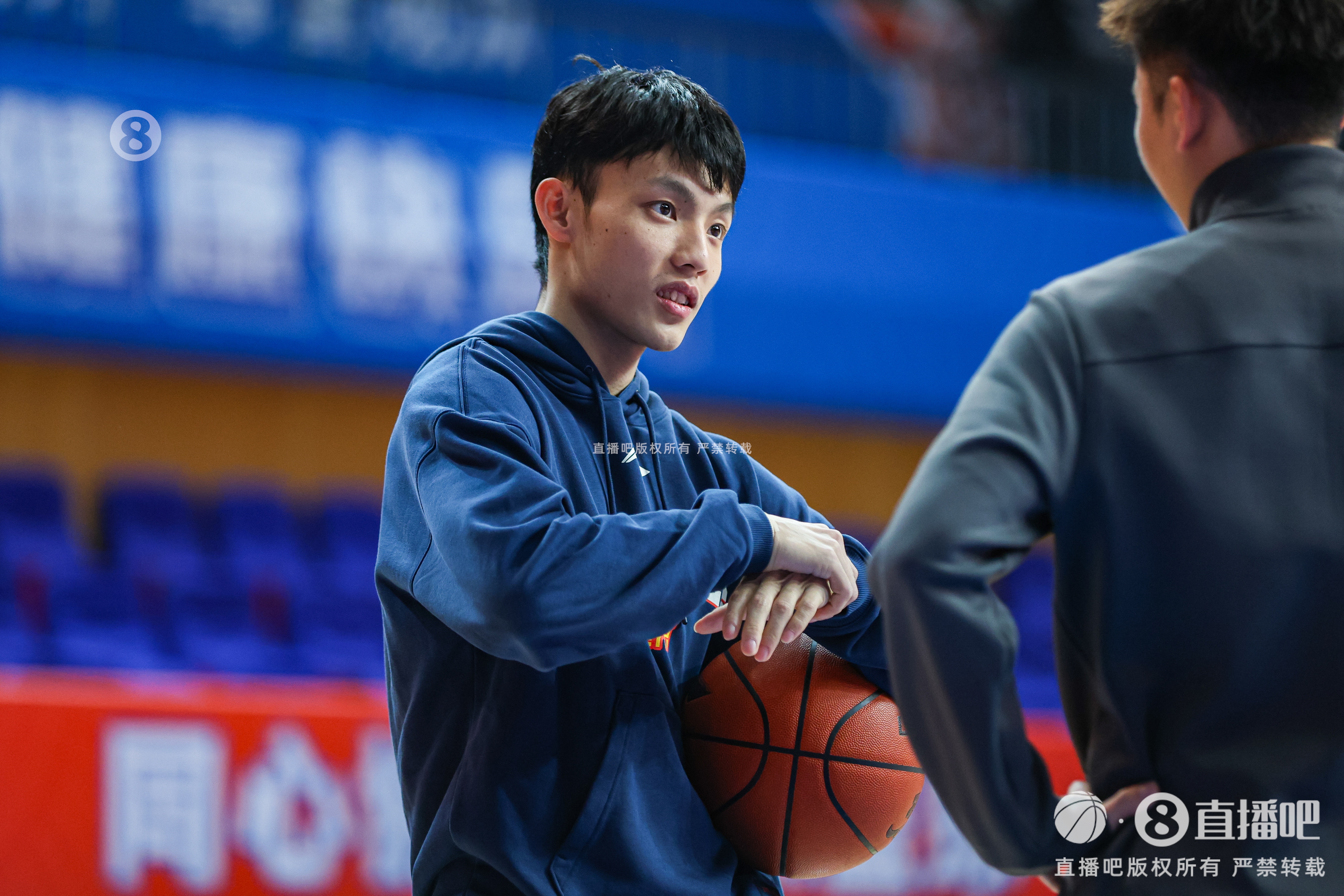 徐杰回应“搓澡”防守：那不然我们小个怎么防 就得自动去骚扰球