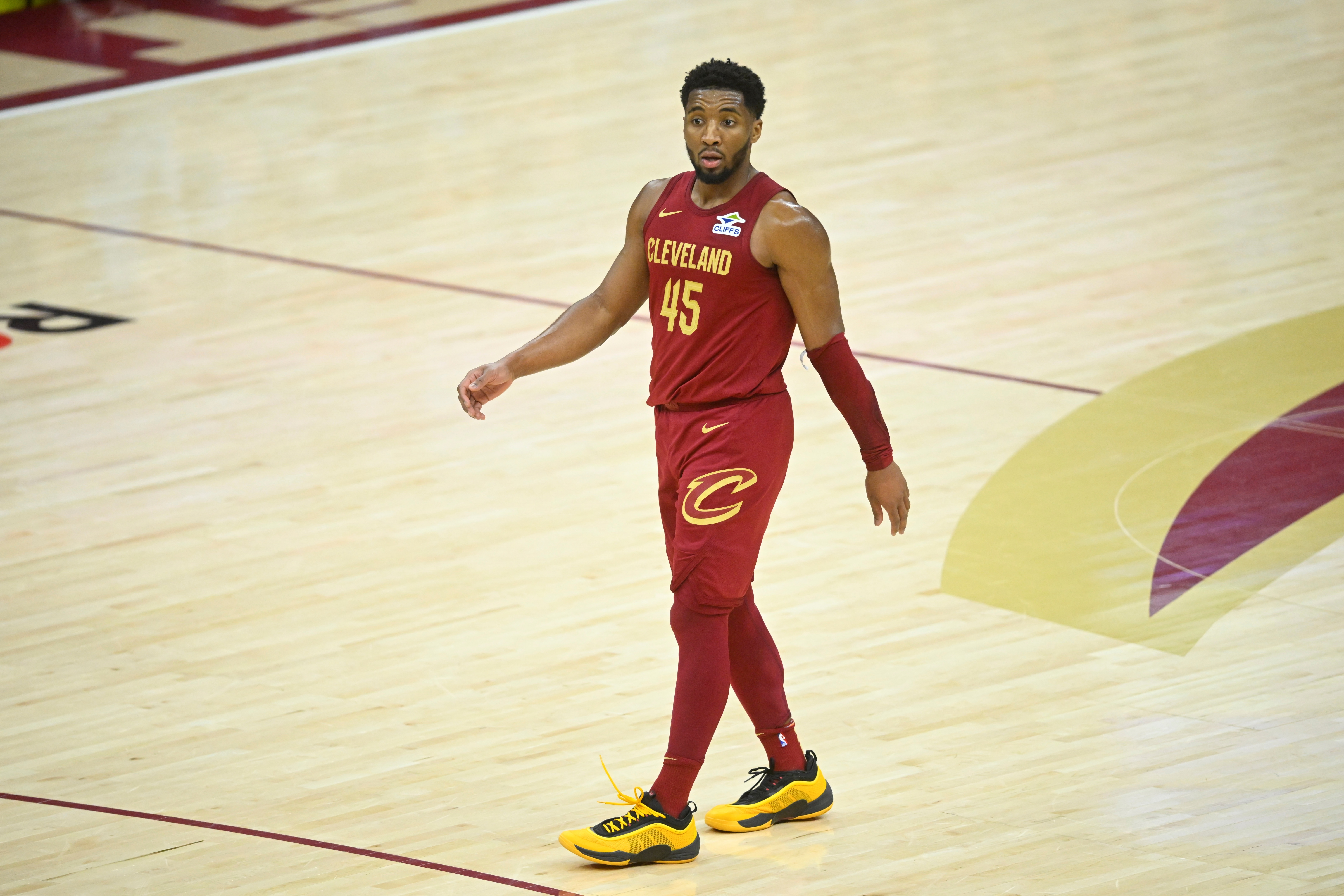 今天失准！米切尔19投6中&三分6中0得24分3板 要害两罚不中